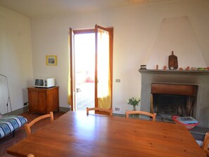 House | Dining - Getaway Amidst Vineyards (Montespertoli)