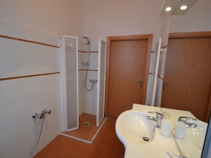 House | Bathroom - Getaway Amidst Vineyards (Montespertoli)
