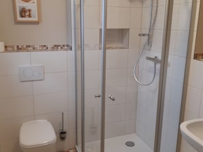 Apartment | Badezimmer | Dusche, Handtücher