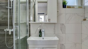 Shower, hair dryer, towels