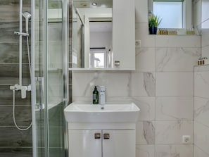 Buồng tắm vòi sen, máy sấy tóc, khăn tắm 