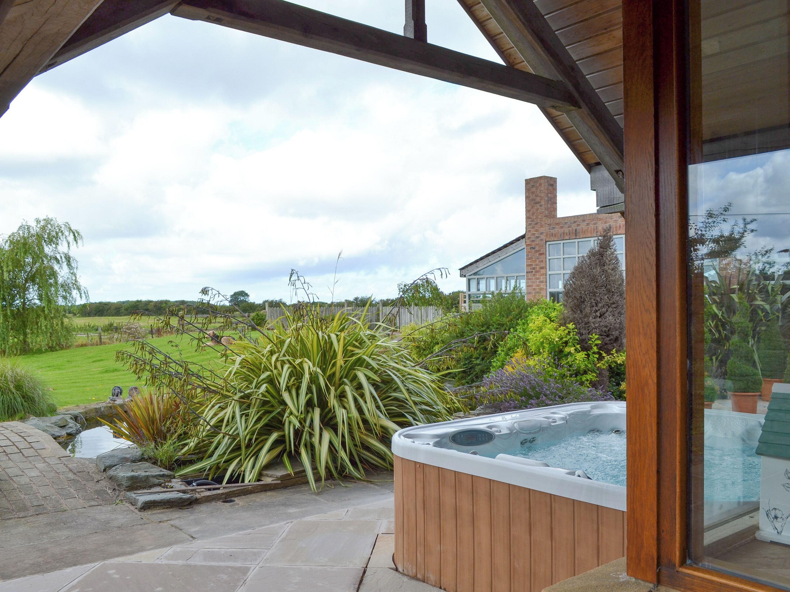 Outdoor spa tub