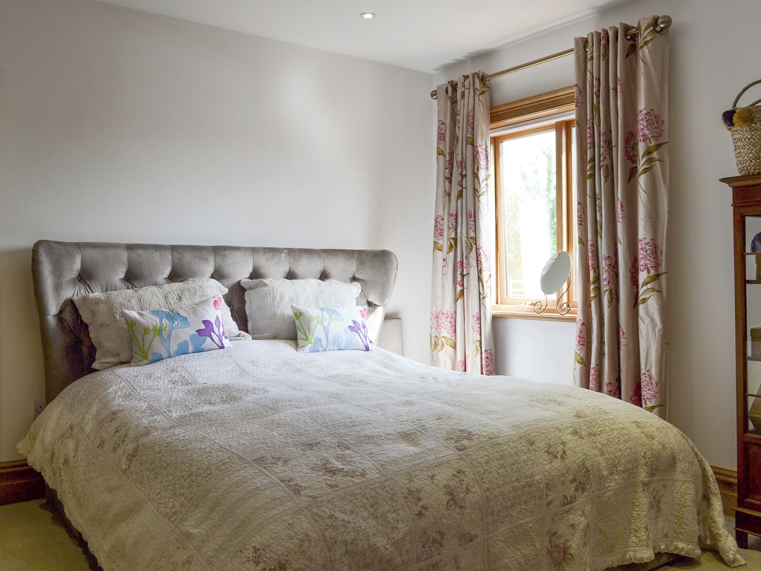 5 bedrooms, WiFi (free), bed sheets