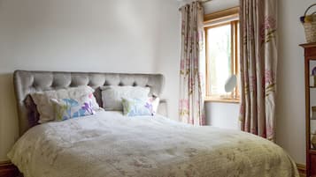 5 bedrooms, WiFi (free), bed sheets