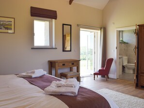 3 bedrooms, free WiFi, bed sheets - 3 bedroom accommodation in Abercych, near Cardigan (Abercych, near Cardigan)