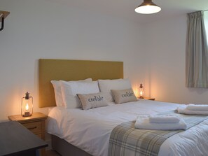 3 bedrooms, free WiFi, bed sheets - 3 bedroom accommodation in Abercych, near Cardigan (Abercych, near Cardigan)