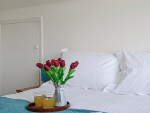 4 عدّة غرف نوم وواي فاي مجانًا وملاءات أسرّة