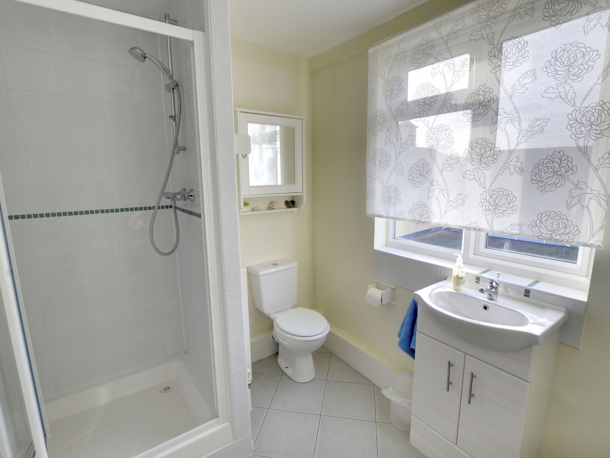 House | Bathroom | Combined shower/bathtub, towels