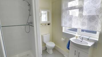 House | Bathroom | Combined shower/bathtub, towels