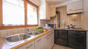 Kühlschrank, Mikrowelle, Ofen, Wasserkocher mit Kaffee-/Teezubehör