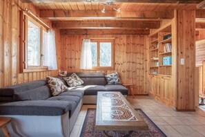 Una televisión, una chimenea, un reproductor de DVD, libros