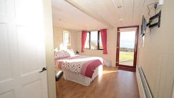 2 bedrooms, desk, iron/ironing board, WiFi