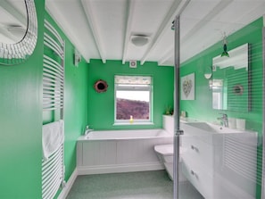 Combined shower/bathtub, towels - Alluring Holiday Home in Tintagel near Sea (Tintagel)
