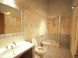 House | Bathroom | Shower, towels - Modern Holiday Home in Orbetello With Private Terrace (Orbetello)