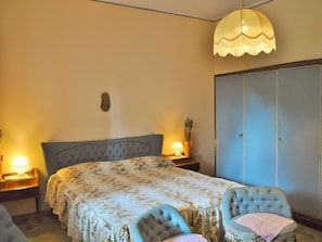 3 bedrooms, individually furnished, iron/ironing board, bed sheets