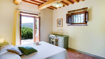 Căn hộ | 1 phòng ngủ, trang bị nội thất với thiết kế riêng biệt, bộ trải giường