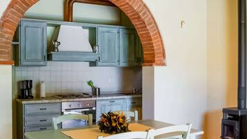 Apartment | Dapur peribadi | Mesin basuh pinggan mangkuk, pembancuh kopi/teh, kerusi tinggi