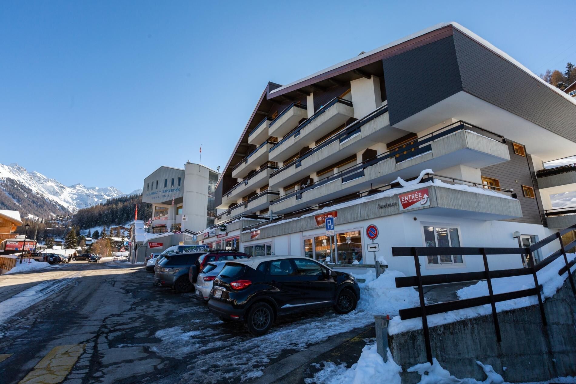 Un hôtel à plusieurs étages avec un espace de stationnement à l’avant.