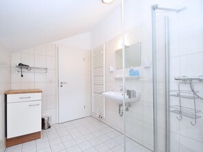 A modern bathroom with a shower, sink, and vanity. - Wohnung in Willingen Nahe Ettelsberg-bahn (Willingen)