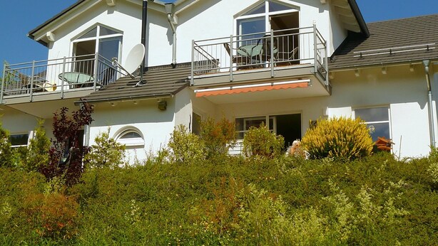 A two-story house with a balcony, a satellite dish, and a chimney. - Wohnung in Willingen Nahe Ettelsberg-bahn (Willingen)