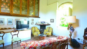 Living room - Charming Holiday Home, Near Lucca With a Private Pool (Lucca)