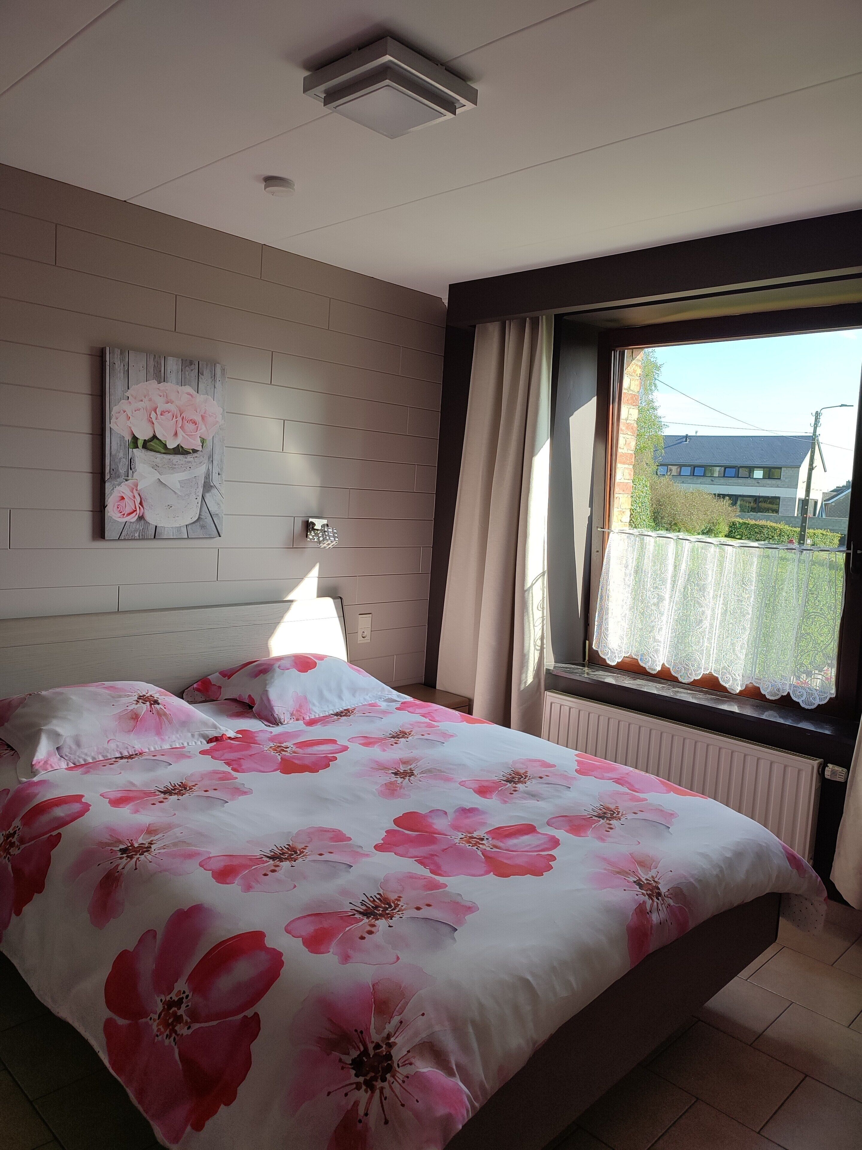 House | 5 bedrooms, individually furnished, bed sheets