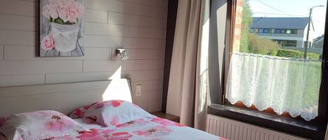 House | 5 bedrooms, individually furnished, bed sheets