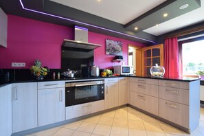 Casa | Cocina privada | Microondas, lavavajillas y periquera 