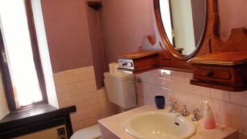 Villa | Bathroom | Combined shower/bathtub, towels