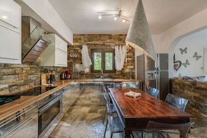 Kühlschrank, Mikrowelle, Ofen, Geschirrspüler