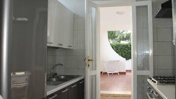 House | Dapur peribadi | Cerek elektrik, pembakar roti, kerusi tinggi