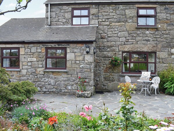 Outdoor dining - 1 bedroom accommodation in Trewellard, near Penzance (Trewellard, near Penzance)