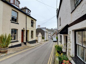 Exterior - Nice Holiday Home in the Beautiful, Hilly Looe, Near the Sandy Beach (Looe)