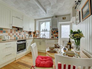 House | Private kitchen | Fridge, microwave, oven, stovetop - Nice Holiday Home in the Beautiful, Hilly Looe, Near the Sandy Beach (Looe)