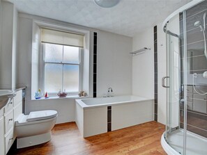 House | Bathroom | Bathtub, towels - Nice Holiday Home in the Beautiful, Hilly Looe, Near the Sandy Beach (Looe)