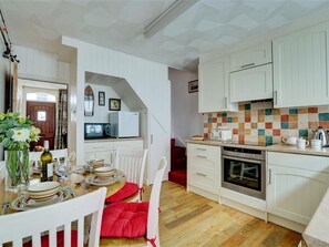 House | Private kitchen | Fridge, microwave, oven, stovetop - Nice Holiday Home in the Beautiful, Hilly Looe, Near the Sandy Beach (Looe)