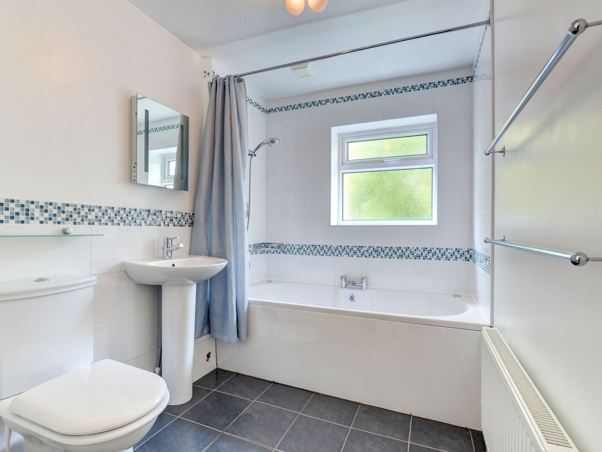 Combined shower/tub, towels
