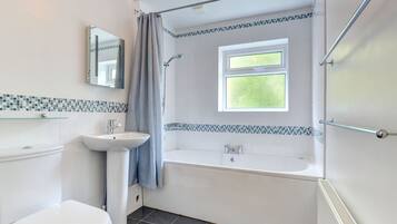 Combined shower/tub, towels