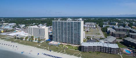 Situated on a sandy beach, this hotel offers stunning ocean views and access to the coast.