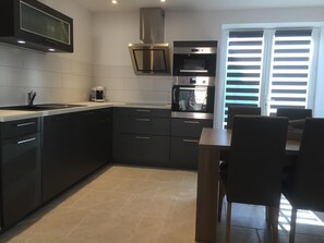 Kjøleskap, mikrobølgeovn, ovn og kokeplater