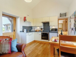 Réfrigérateur, micro-ondes, batterie de cuisine, vaisselle et ustensiles