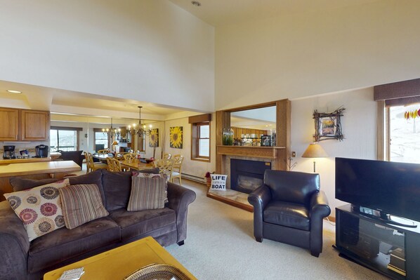 Televisión y chimenea 