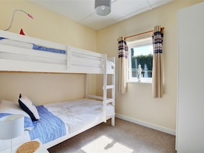 2 Schlafzimmer, individuell eingerichtet, Bettwäsche