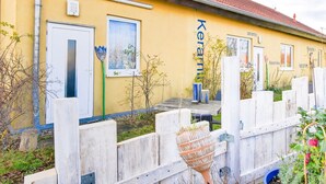 A yellow building with the word "Keramik" on the side, a door, and a window with a painting. - Nifty Apartment in Rövershagen near Sea (Roevershagen)