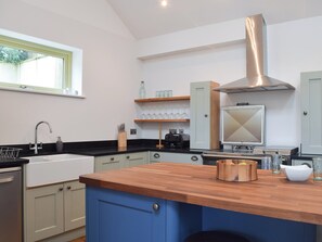 Dishwasher, cookware/dishes/utensils - 4 bedroom accommodation in Summerbridge, near Harrogate (Summerbridge, near Harrogate)