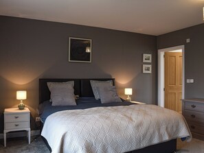 4 bedrooms, free WiFi, bed sheets - 4 bedroom accommodation in Summerbridge, near Harrogate (Summerbridge, near Harrogate)