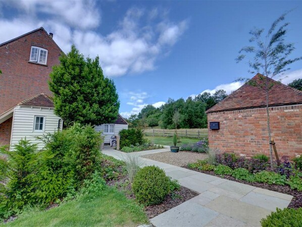 Exterior - Gorgeous Holiday Home Overlooking the Spacious County of Weald of Kent (Maidstone)