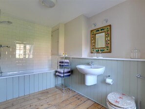 House | Bathroom - Gorgeous Holiday Home Overlooking the Spacious County of Weald of Kent (Maidstone)