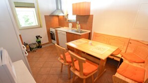 Hus | Privat køkken | Køleskab, mikrobølgeovn, ovn