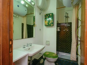 House | Bathroom | Shower, towels - Lovely Apartment on a Beautiful Property Near the sea (Scalea)